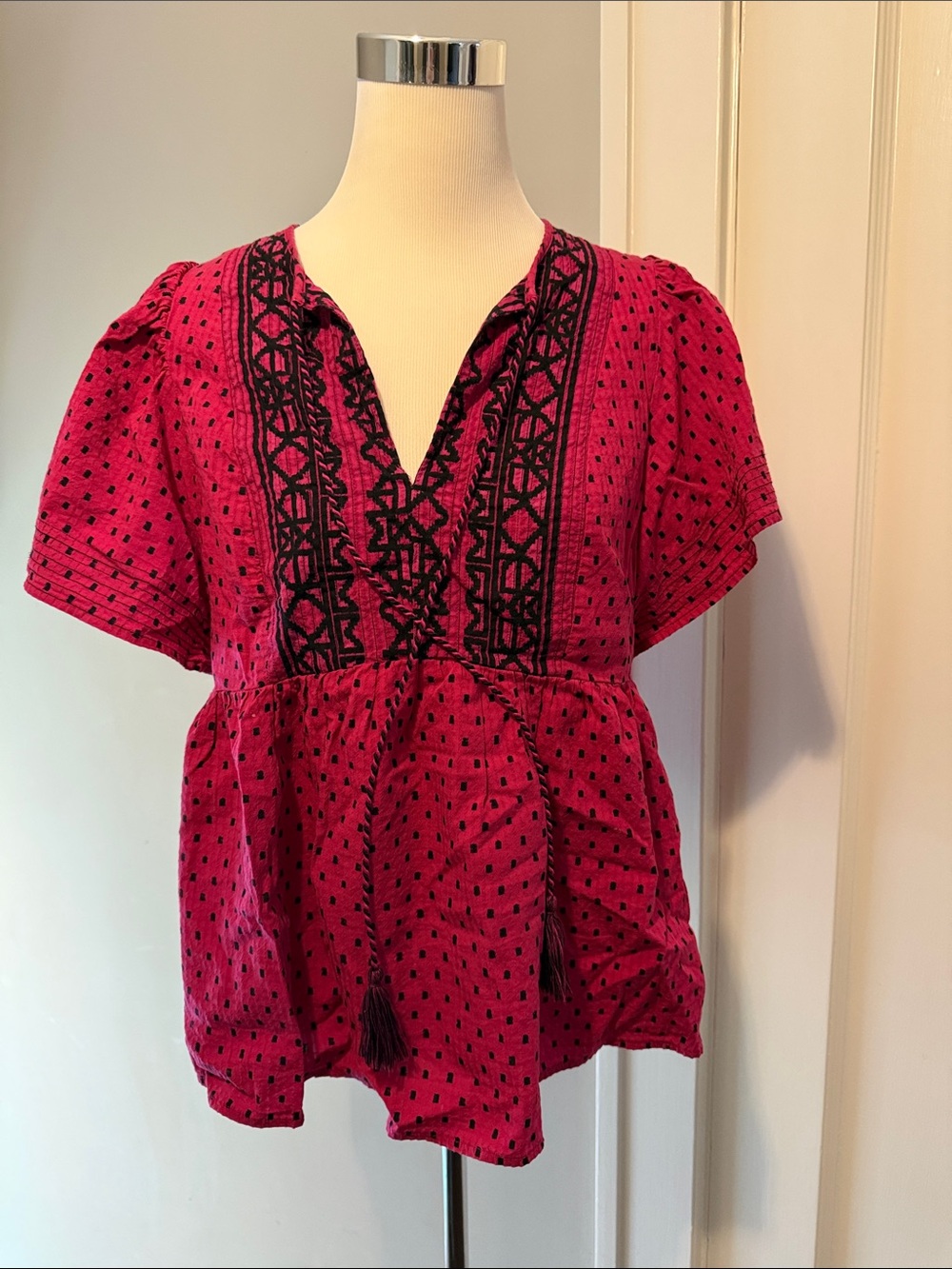 Knox Rose Fuchsia Embroidered V-Neck Tunic - size medium, fits like a large